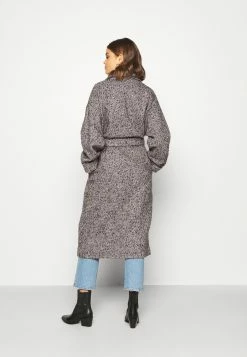 EDITED SANTO COAT - Manteau classique Women 9 EDITED SANTO COAT - Manteau classique Women -France Edited Soldes 2022 1d7d75be35514b01b64ac0aeef80d7b2
