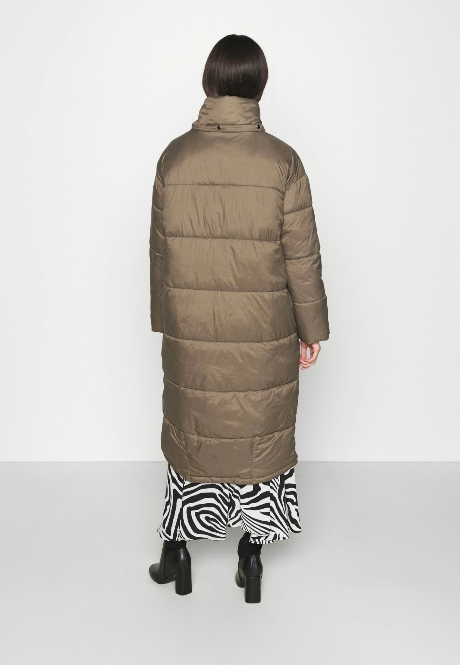 EDITED OLWEN PUFFER COAT - Veste d'hiver Women 4 EDITED OLWEN PUFFER COAT - Veste d'hiver Women – Image 4