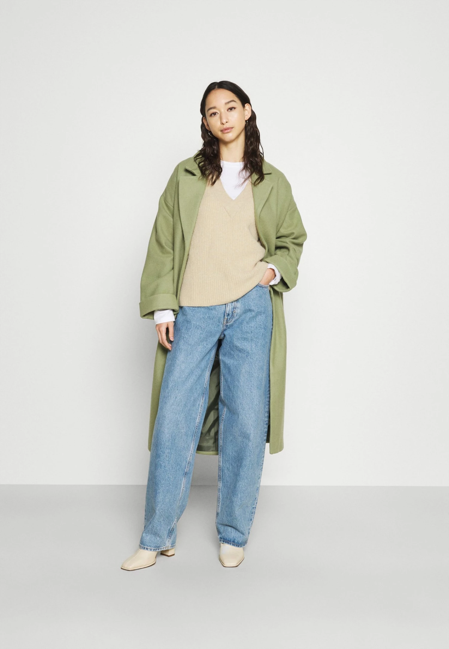 EDITED HILLA VEST - T-shirt basique Women 2 EDITED HILLA VEST - T-shirt basique Women – Image 2