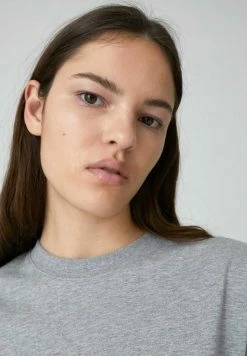 EDITED SELENA - T-shirt basique Women -France Edited Soldes 2022 9305f988516443e3bcbd4d78db356f5e