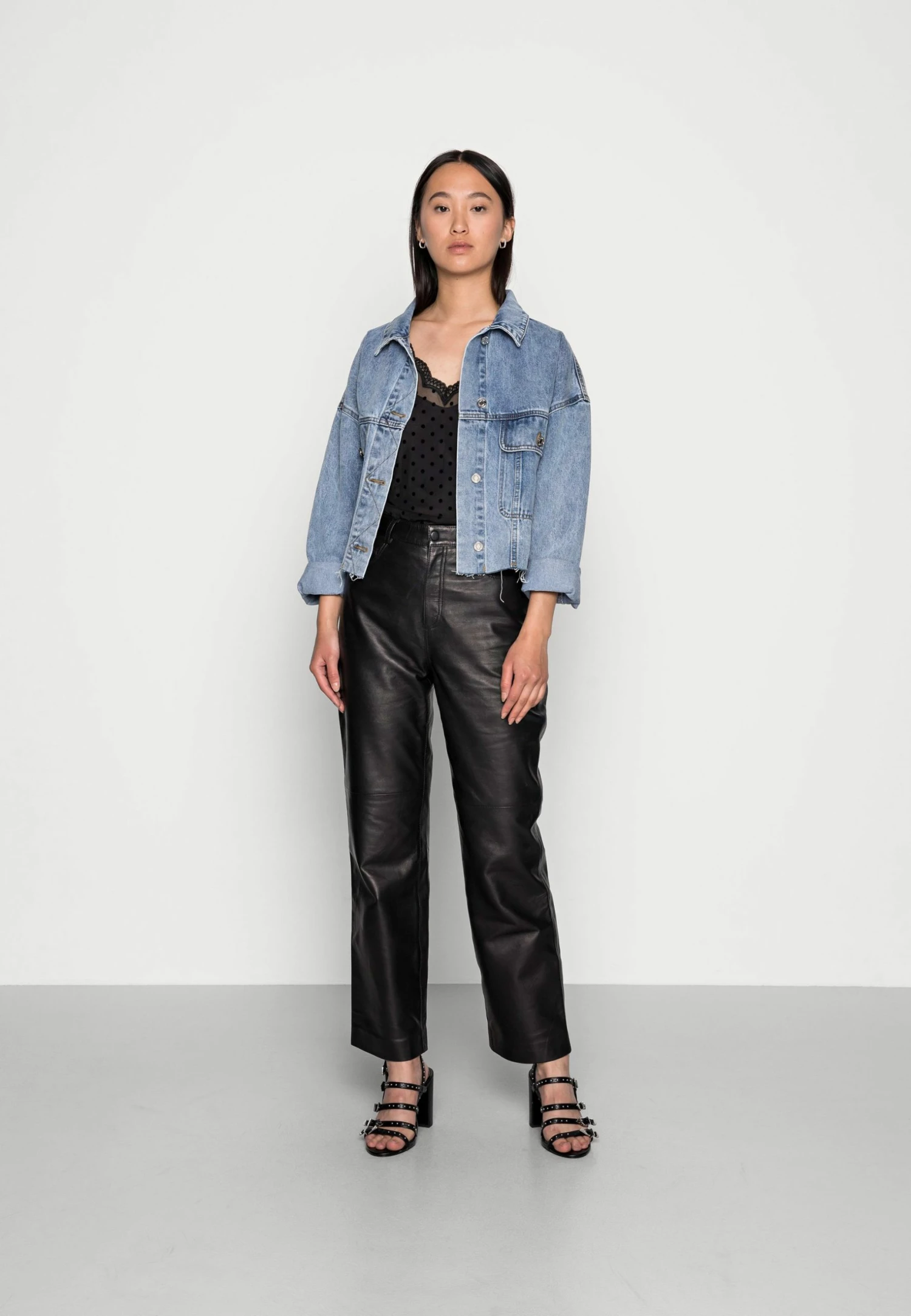 EDITED MARIA TROUSERS - Pantalon en cuir Women 2 EDITED MARIA TROUSERS - Pantalon en cuir Women – Image 2