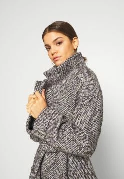 EDITED SANTO COAT - Manteau classique Women 11 EDITED SANTO COAT - Manteau classique Women -France Edited Soldes 2022 b5f38422b1454952aa6be81330deb48a