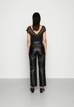 EDITED MARIA TROUSERS - Pantalon en cuir Women 7 EDITED MARIA TROUSERS - Pantalon en cuir Women -France Edited Soldes 2022 b7739ca85f0b4847ab451592bcd476f0